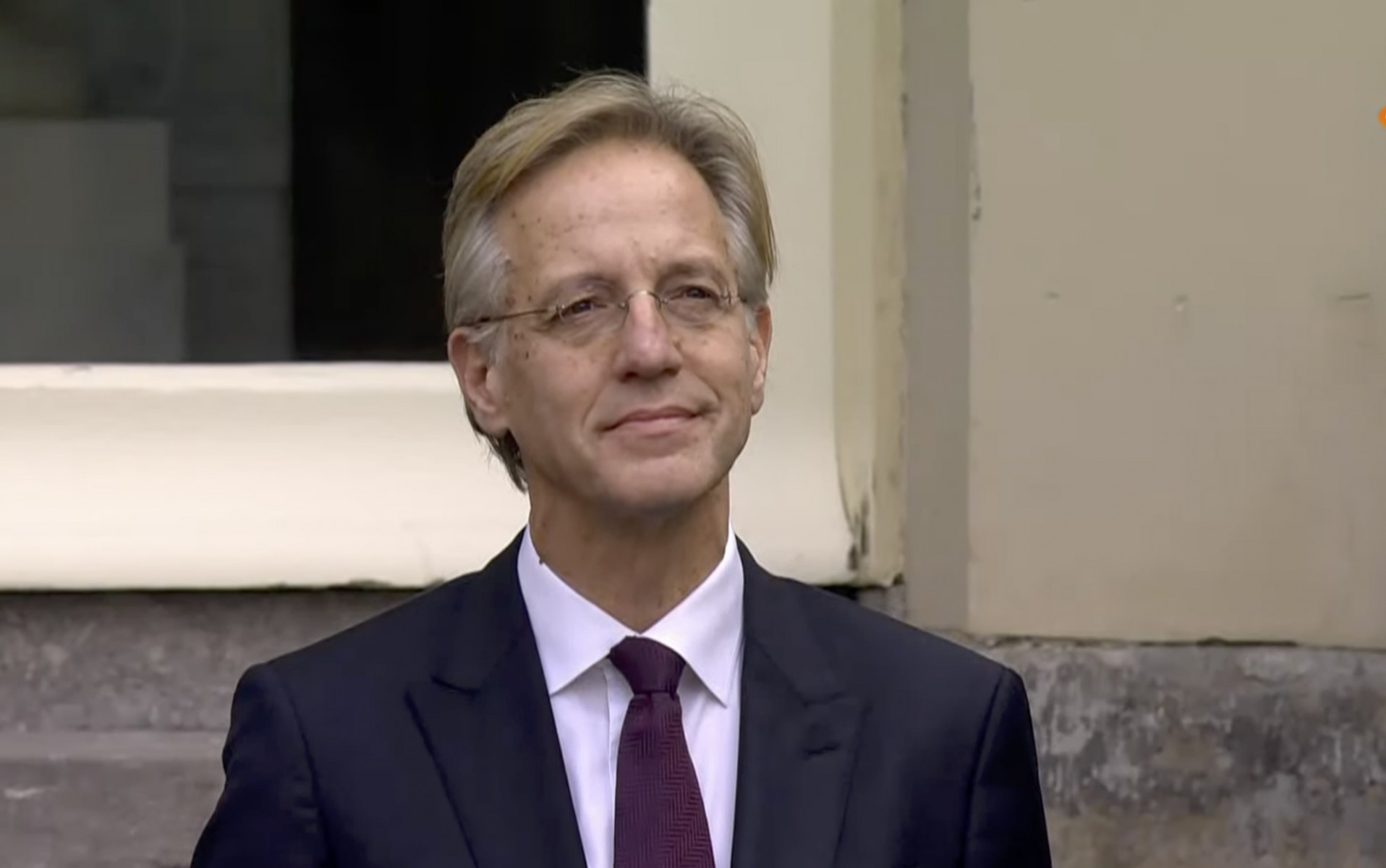 Onderwijsminister Robbert Dijkgraaf op het bordes bij de presentatie van Rutte lV.