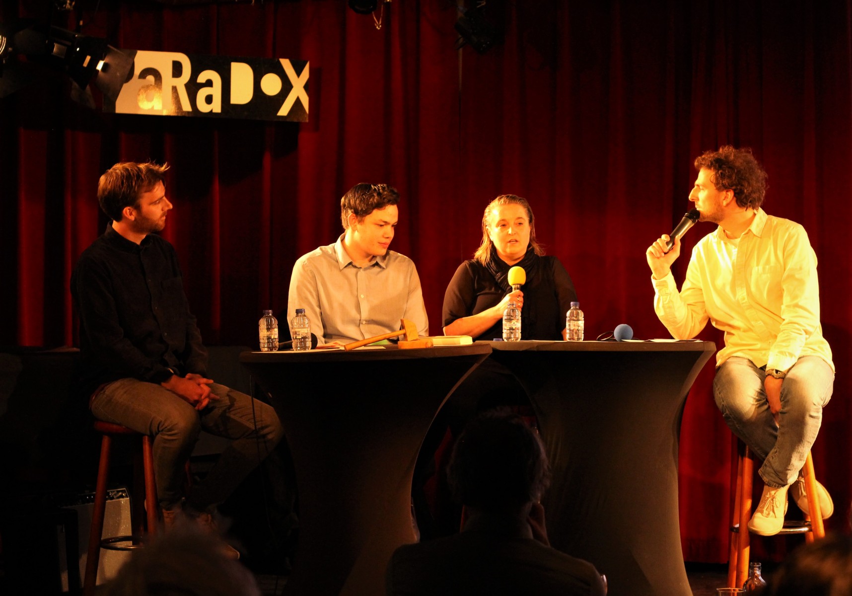Rens van de Plas (tweede van links) en Judith Spanjers vertellen over hun onderzoeksprojecten.