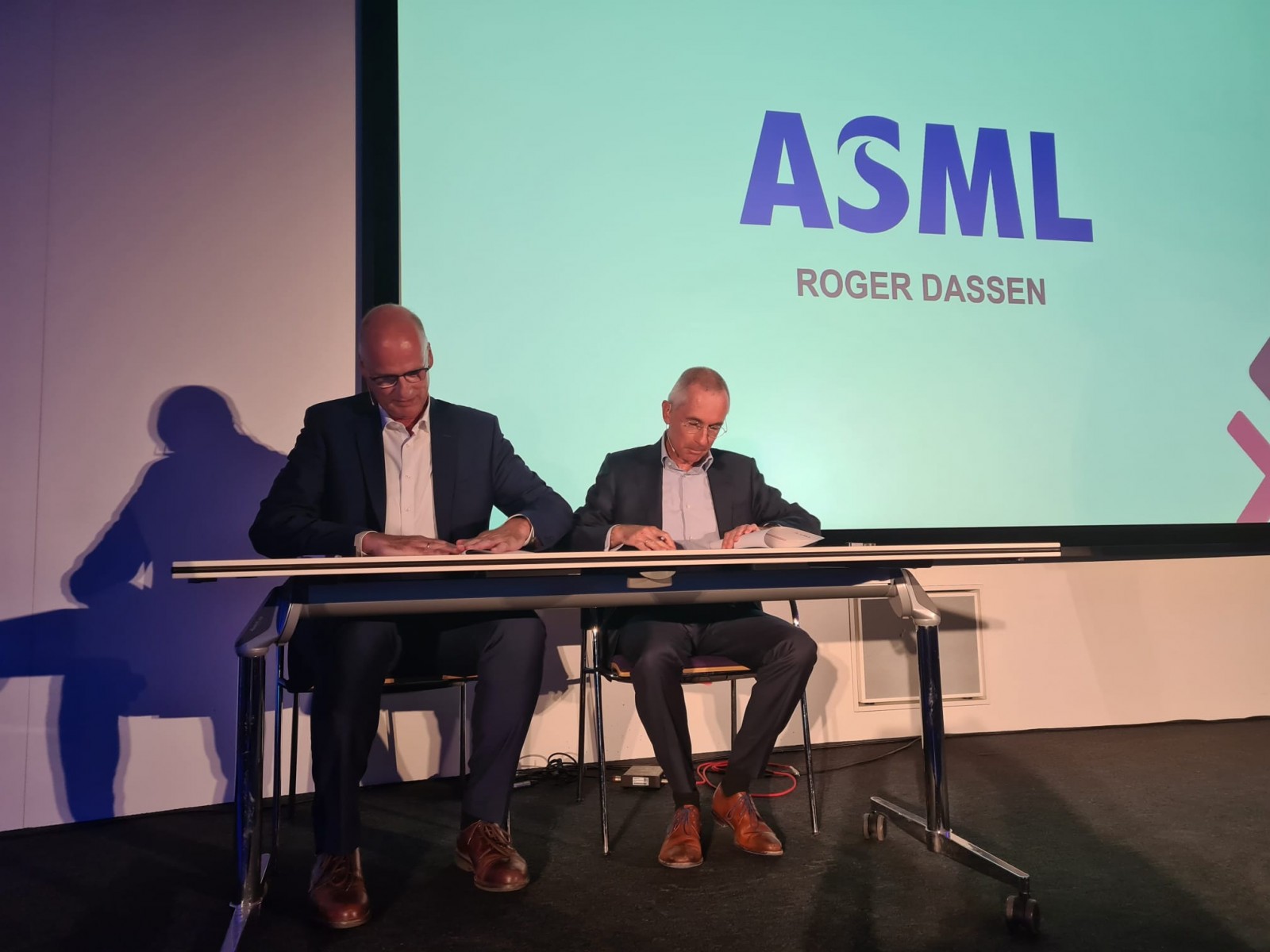 Fontysvoorzitter Joep Houterman en ASML-bestuurder Roger Dassen bij de ondertekening in 2022 van een samenwerkingsovereenkomst.