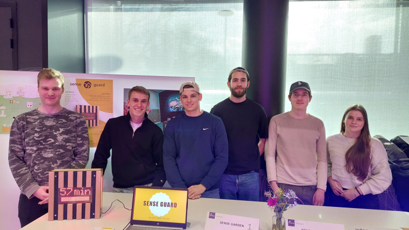 Student Job (derde van rechts) met zijn team.