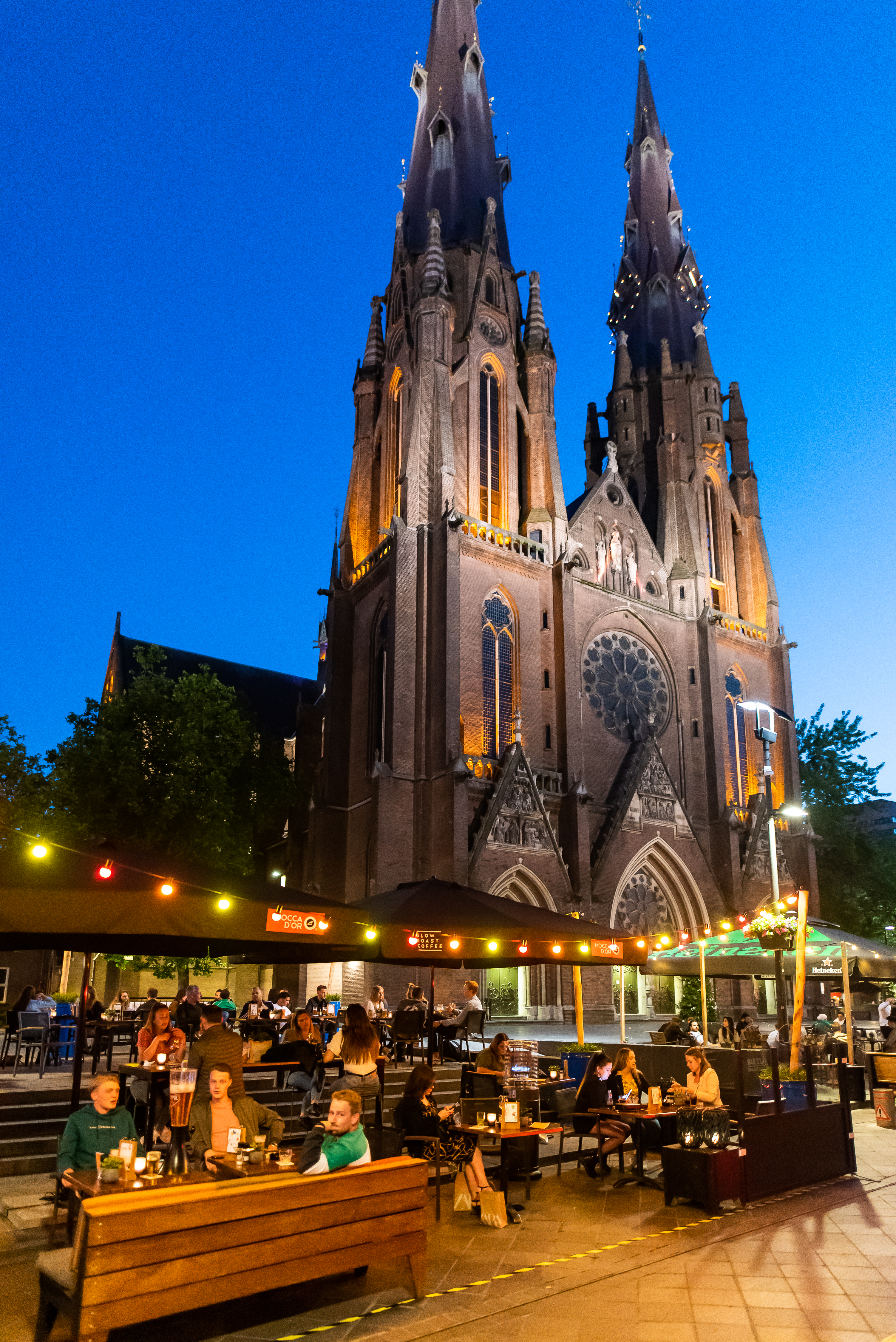 Het coronaproof terras van de cafés Spijker en Thomas bij de Eindhovense Catharinakerk. 