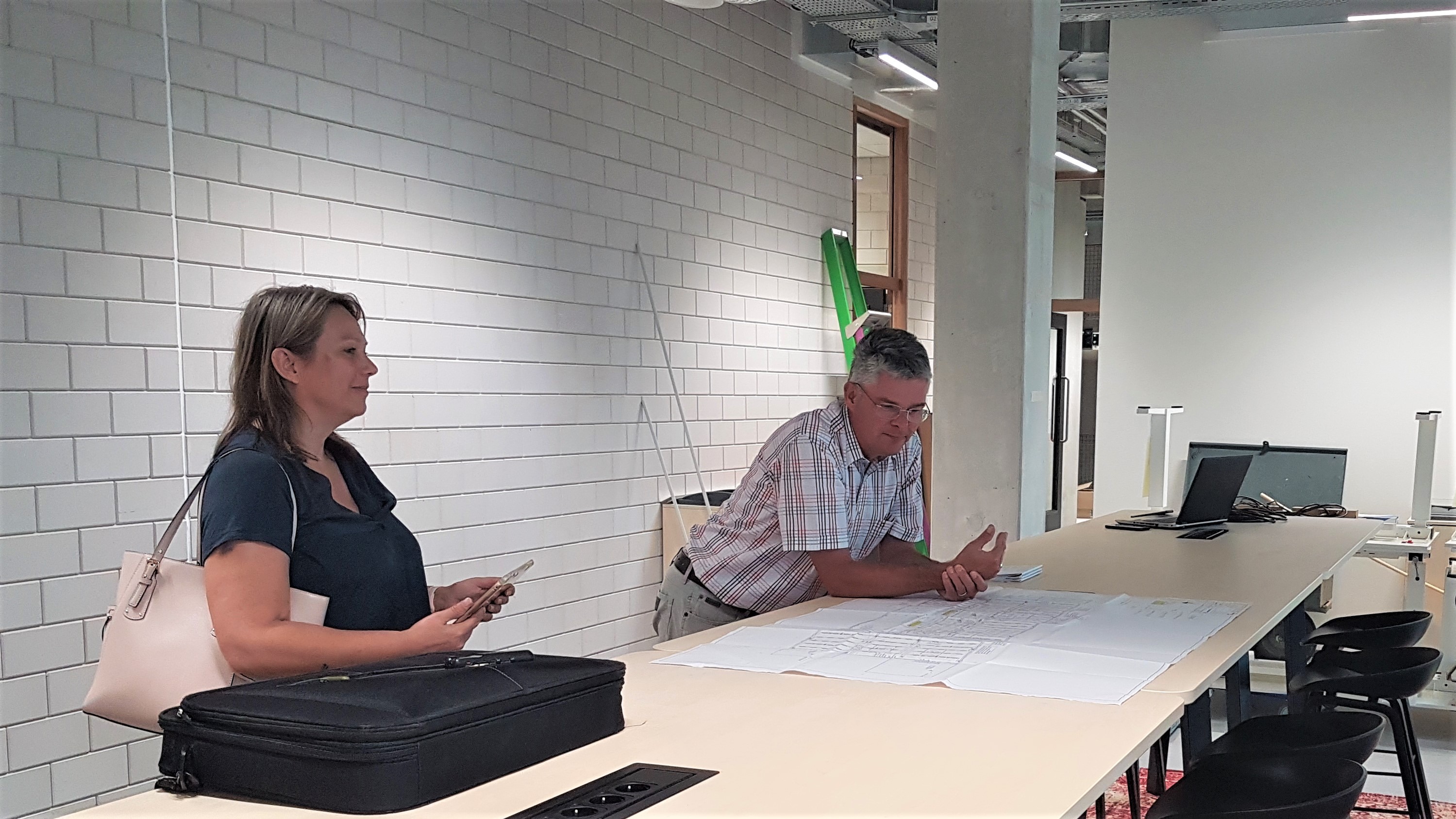 Projectleider Michel van der Zanden en Yvette Friebel, manager bedrijfsvoering van FHICT.