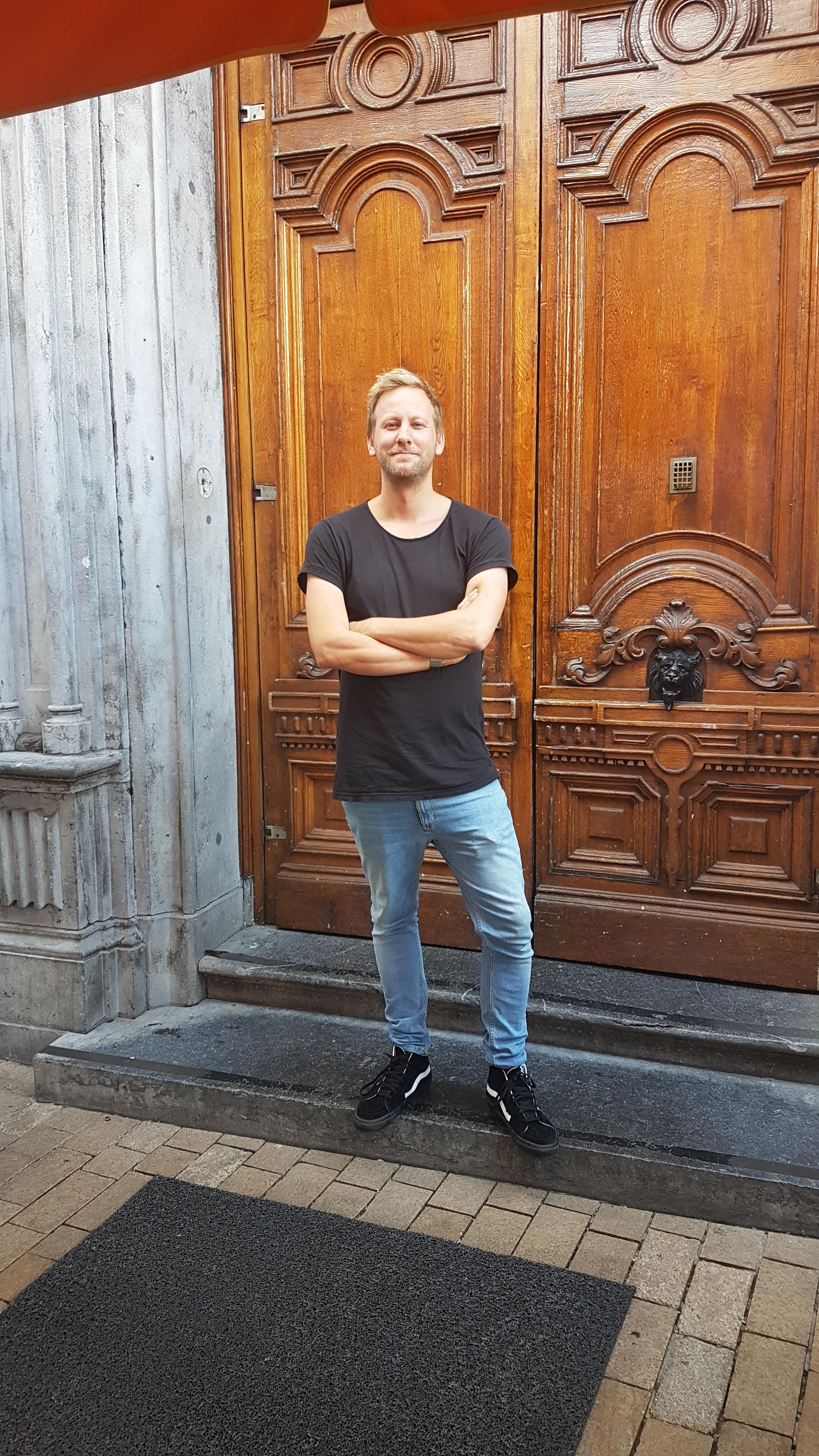 Flip Gooskens voor de gesloten deur van zijn Tilburgse café Philip.