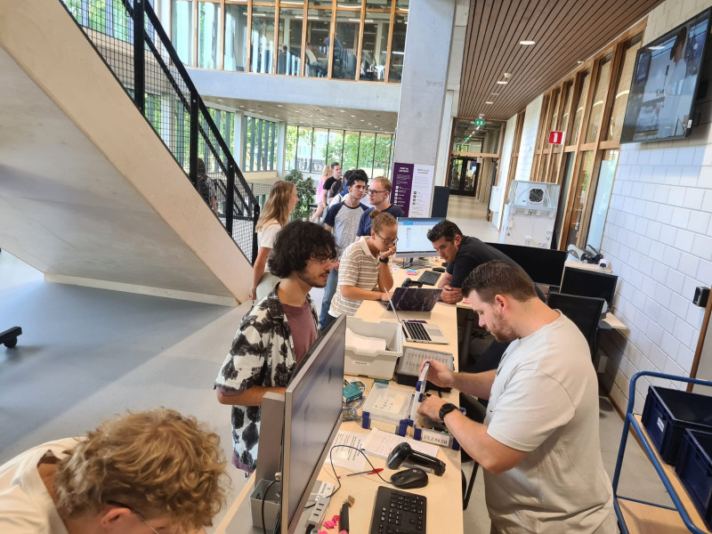 Rick Oosterbosch (rechtsvoor) helpt studenten