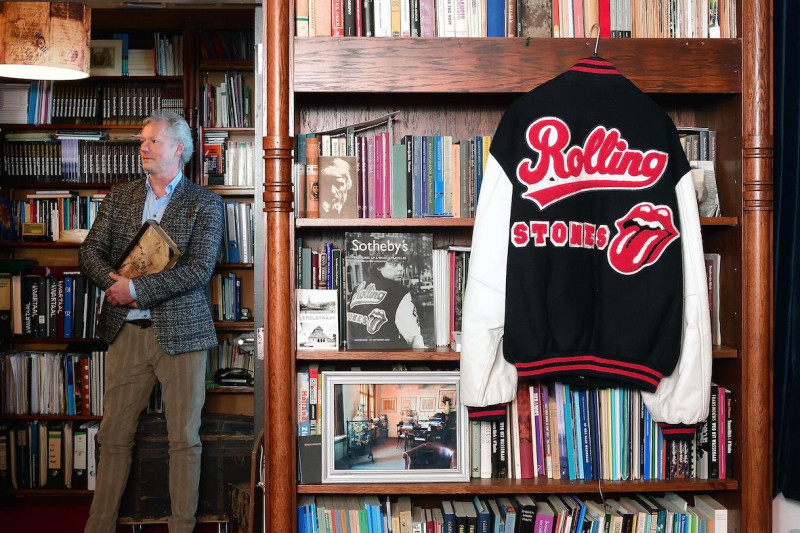 Frans Mouws in zijn bibliotheek met een jack dat ooit van Boudewijn Büch was