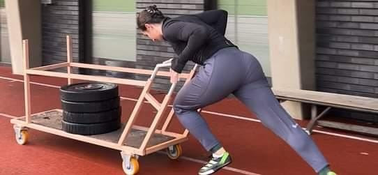 Janna traint met een karretje en gewichten