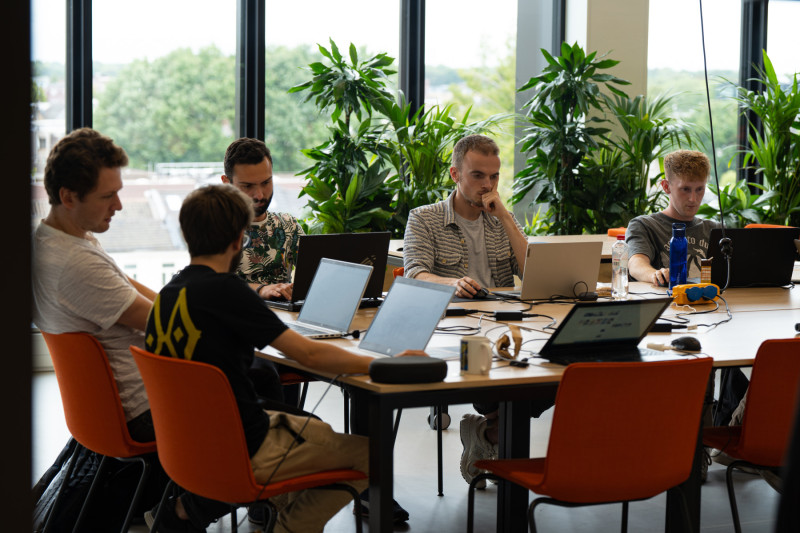 Studenten Journalistiek werken met de schaduwredactie. Foto Jos Raijmakers