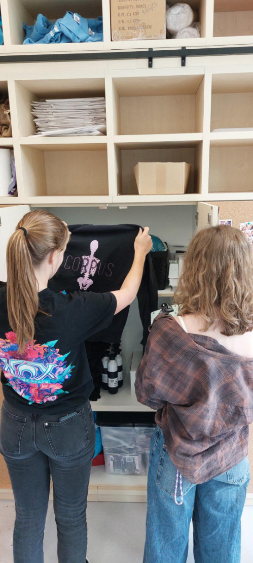 Aukje en Anouk bij een kast vol Corpus-spullen