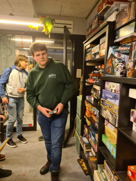 Stan zoekt een spel uit de spellenkast