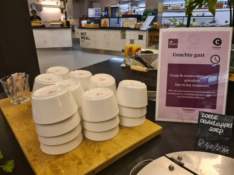 De soepkommen op Campus Stappegoor, inclusief waarschuwing