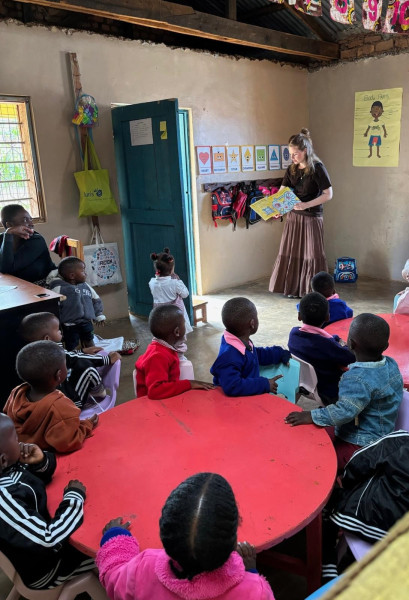 Neeltje voor de klas in Iringa