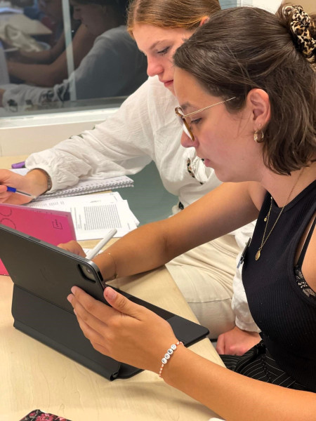 Frederique van Mazijk (r) geeft bijles aan een leerling