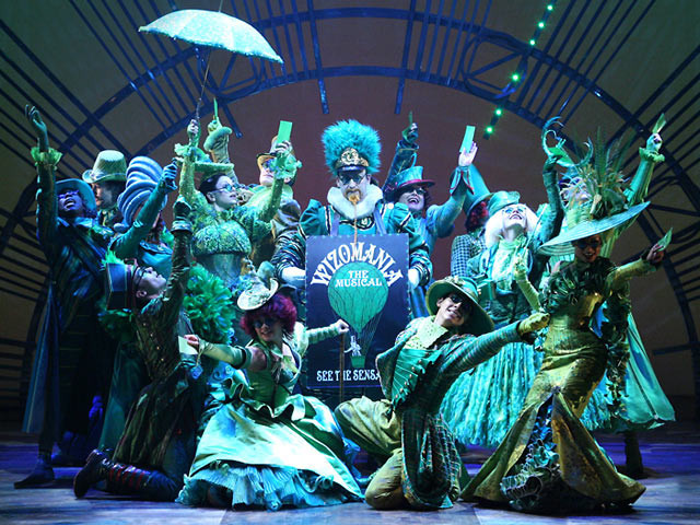 Latoya Dankers met de cast van Wicked
