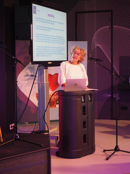 Projectleider Hélène duidt de uitkomst van het onderzoek tijdens het symposium