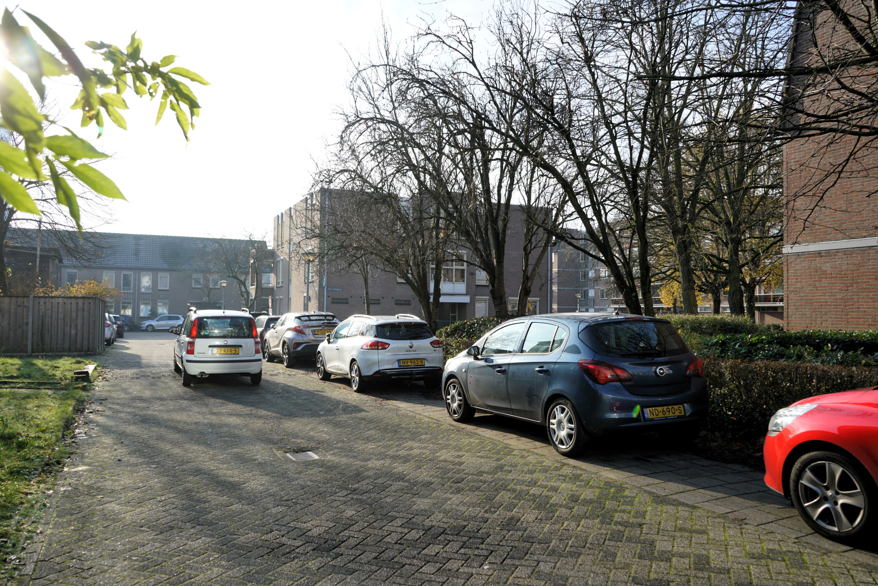 Automobilisten rijden rondjes in de wijk op zoek naar een parkeerplek