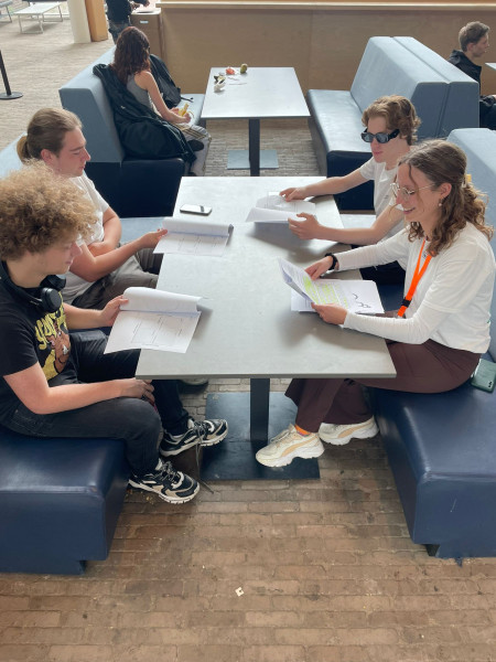 Jikke (rechts) met studenten tijdens haar training