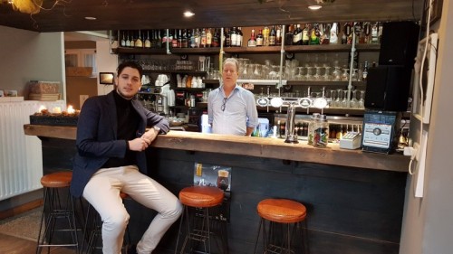 Jochem de Jong vraagt zijn ervaren werknemer Cees de Laat weleens om advies.