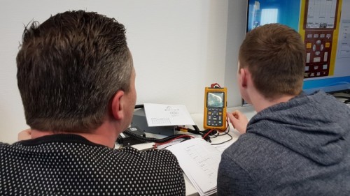 DAF-monteurs duiden elektrische signalen.