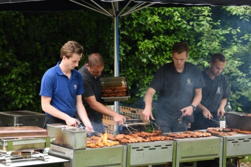 Voor barbecues, zoals hier bij de 'Kunsten' in Tilburg, huurt Fontys bedrijven in die garant staan voor de hygiëne. Foto Bram Vos