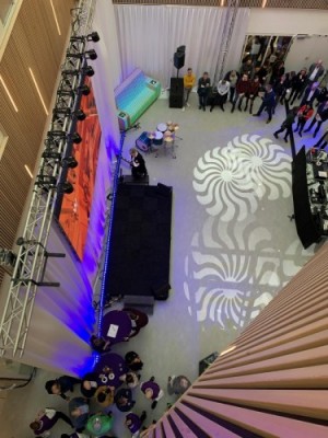 De officiële opening werd visueel een fraai feestje in de centrale hal.  
