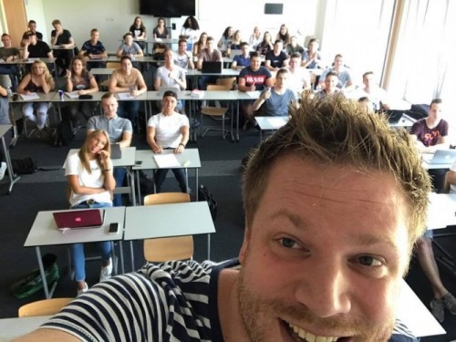 Bart Wernaart voor de klas.