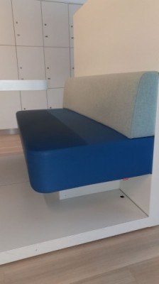 Een bank van 'hernieuwbare'stof - gemaakt dus van oude meubels. 
