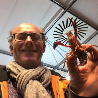 Dankeld Vanmeenen toont een rivierkreeft