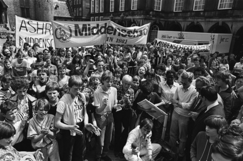 Een demonstratie in 1981 voor het behoud van een Middenschool in Amsterdam. 