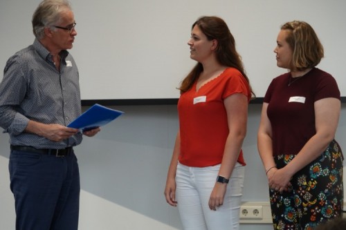 De genomineerden Anne Landman (lerarenopleiding Nederlands, midden) en Koosje Kostjens (lerarenopleiding Engels) voor de prijs voor het beste afstudeerpraktijkonderzoek. Lector Frank Crasborn reikt namens FLOS de prijs uit aan winnaar Anne.