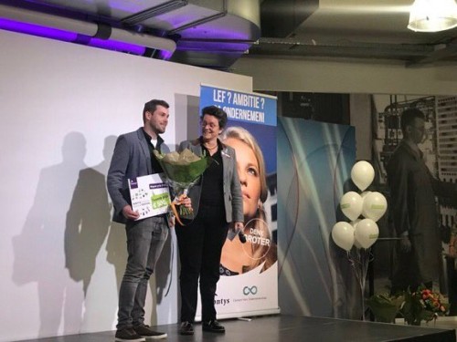 Jordy Senssen neemt de tweede prijs in ontvangst bij het Student Startup Festival.