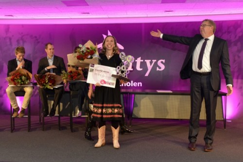 Prijsuitreiking tijdens nieuwjaarsbijeenkomst. 
