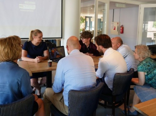 De delegatie bekijkt de vlog van Teun