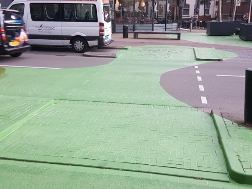 Groene vlakken op de weg
