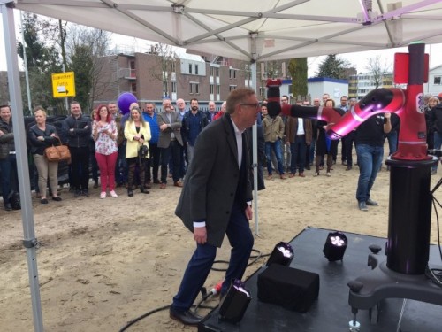 Hans Nederlof laat een robot de eerste steen leggen voor ICT-gebouw R10.