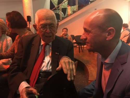 Paul de Blot (l) en Patrick van Hees praten na in de foyer.