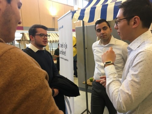 Ismail Bulgur (tweede van rechts) op de banenmarkt van BenT