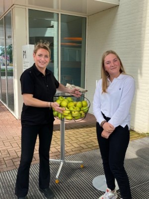 Appeltjes worden uitgedeeld, op de foto: Joyce van Hoof en een student