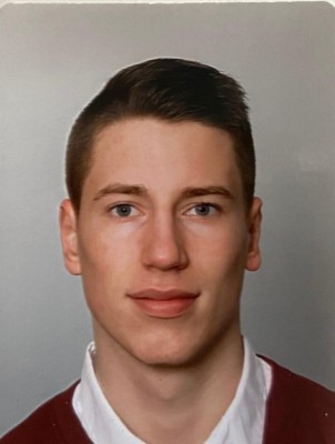 Koen, op de grote foto rechts op de driewieler