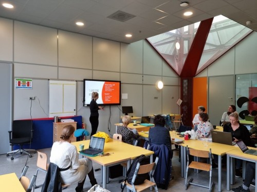 Leerkrachten en onderzoekers tijdens een bijeenkomst in een van de POINT-werkplaatsen. 