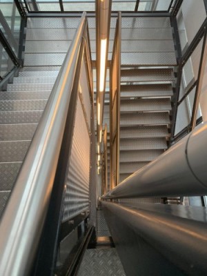 Een trappenhuis in het Nexis-gebouw, het onderkomen van Engineering. Voor Kim voor nu nog buiten bereik. 