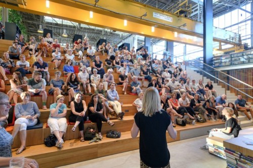 Colette Cuijpers spreekt de volle bankjes in de Lochal toe. Foto: Beeldveld/Wilfried Scholtes