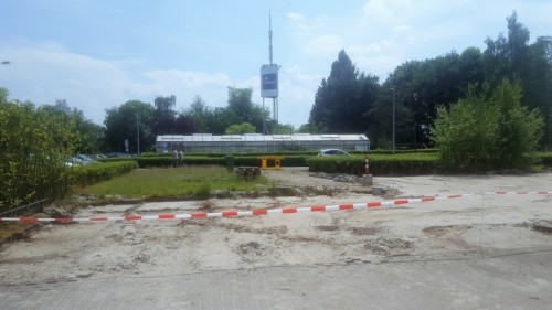 De locatie waar de nieuwbouw komt, met de nog af te breken kas.