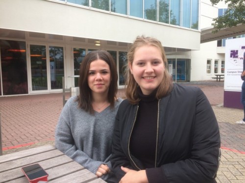Saadet (links) en Sanne