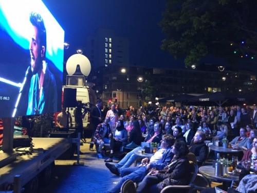 De menigte op het Piusplein in Tilburg tijdens het optreden van Duncan.