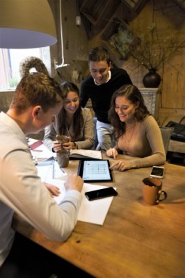 De vier finalisten, nog voor de coronacrisis: vlnr. Luuk Smetsers en de Fontys-studenten Lisa van Roosmale, Robert van den Boom en Leontien van Keulen.