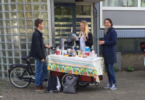 Neeltje Spit (rechts) tijdens haar eerdere werk als opbouwwerker.