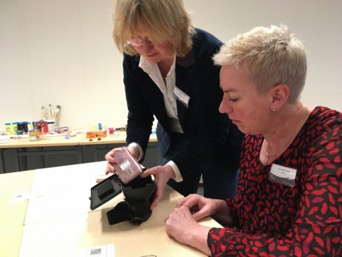 Teatske helpt Elly met haar VR-bril.