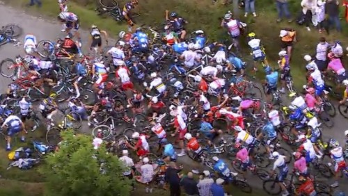 Massale valpartij in de Tour (still uit NOS-film).