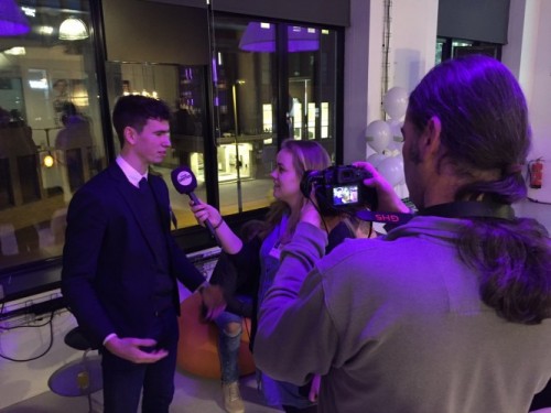 Willem Louwers wordt geïnterviewd.