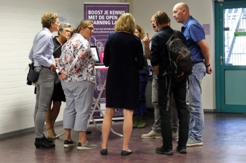 De aanwezige docenten konden over twaalf onderwerpen 'in gesprek'.